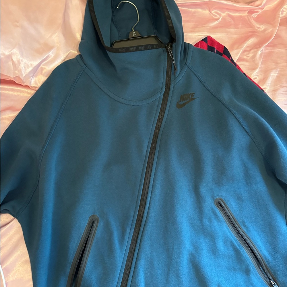 Nike tech only wore a few times